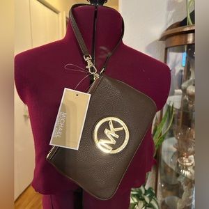 NWT Michael Kors Fulton Mocha Wristlet. Genuine Leather.